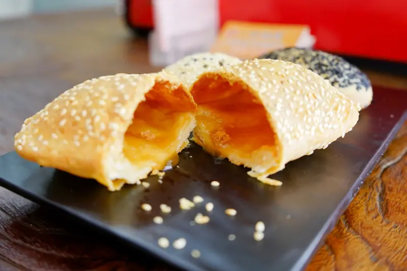 台北｜漢棠坊 一品燒餅 作工繁複，層層酥香 蟹殼黃燒餅之裡面沒有蟹黃但有超好吃糖心！ - 奇奇一起玩樂趣