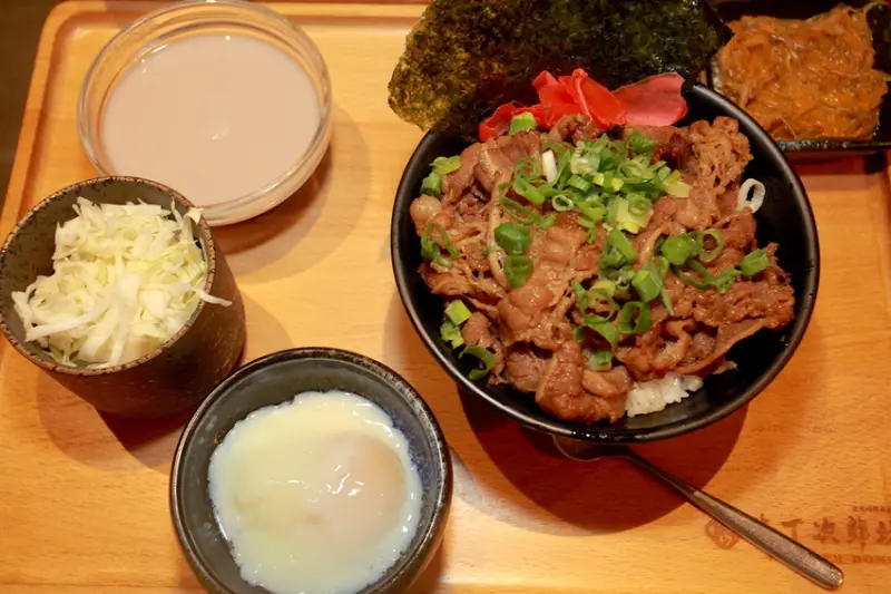 吃。台南|中西區| 用餐氛圍與牛角次郎相似，餐點口感還可以接受（主觀感受），整體菜色定價合理範圍「牛丁次郎坊-台南店」。