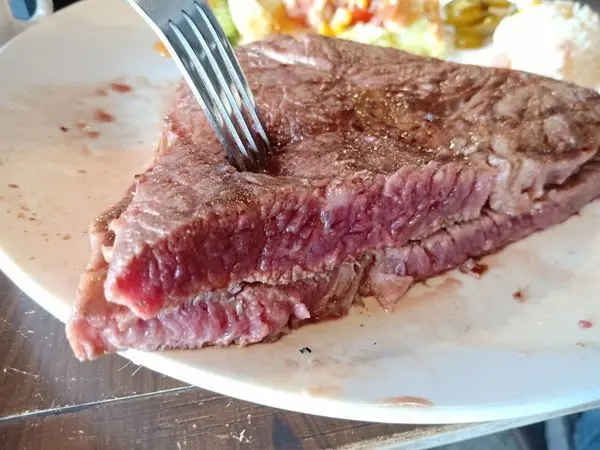 【宜蘭羅東/美食】宜蘭唯一一家用炭火直烤的牛排館！瓷盤出餐衛生度百分百！濃湯、麵包、飲料無限量供應~炙火炭烤牛排