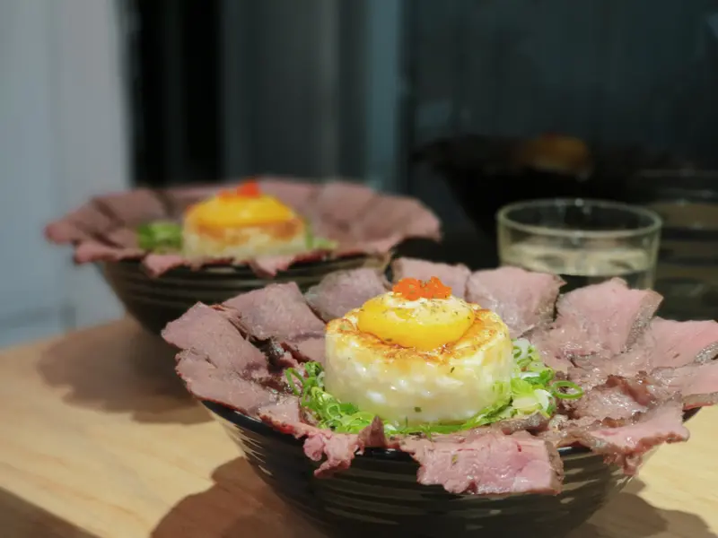 高雄美食||勘熟所-A Little Medium-薄切舒肥牛搭配銷魂舒肥蛋，還有貓咪陪吃飯 ||新興區、新堀江商圈