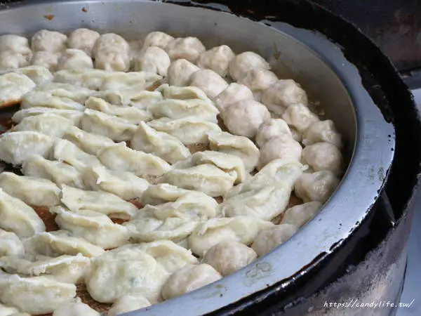 台中美食│嶺東煎餃福州包〃嶺東校園超人氣銅板美食！脆皮煎餃3個只要10元～        
      