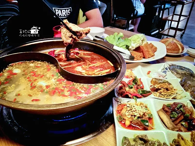 <吃到飽>川夜宴-15款特色火鍋吃到飽，130個座位，同事聚餐、謝師宴、家族圍爐，賓主盡歡的好餐廳。川夜宴要2人以上才能開鍋用餐