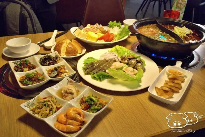 川夜宴無二火鍋樓_[中山區食記]_川味麻辣刺激味蕾_15種鍋物與高級小菜隨你吃!_久煮不爛的鬼頭刀入鍋_樣樣小菜介紹給大家知_兩隻豬的日常