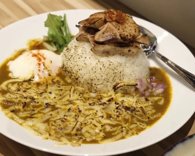 【台北｜忠孝敦化站】盈 豚骨カレー咖哩飯專門＿方格嫩雞多汁軟嫩散發淡淡的焦香味＿肉醬咖哩是隱藏的味蕾狙擊手