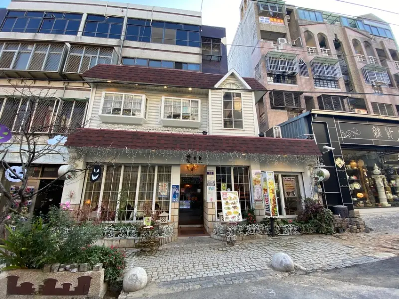 台中咖啡廳推薦【艾凡里】~彷彿置身異國的浪漫下午時光