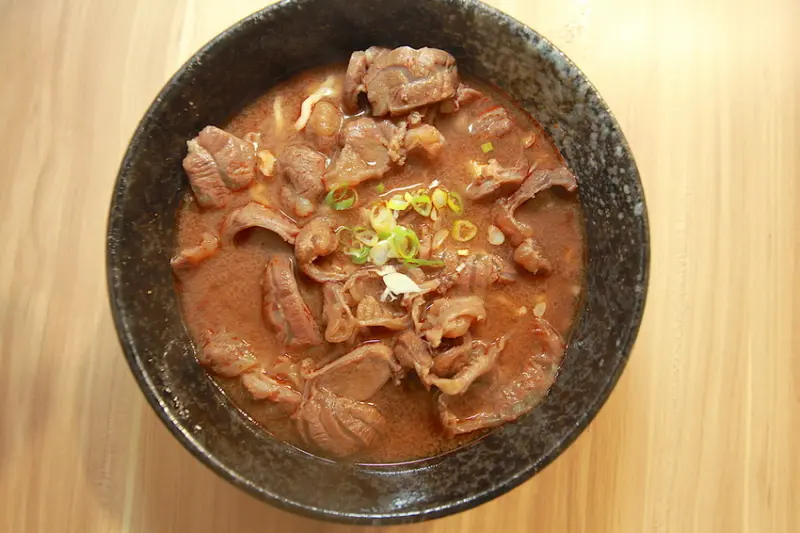 吃。台南|東區。 來自高雄眷村美食，誇張の皮帶麵，滿滿牛肉令人驚艷，令我懷念免費の古早味豆花「麵家二眷-台南店」。