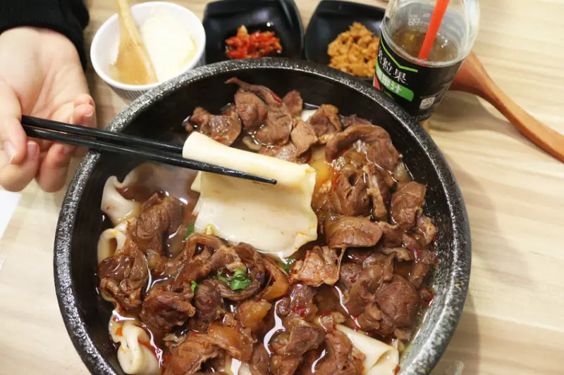 台南皮帶麵 高CP值滿滿都是肉&冰花圓盤煎餃 還有手工豆花吃到飽