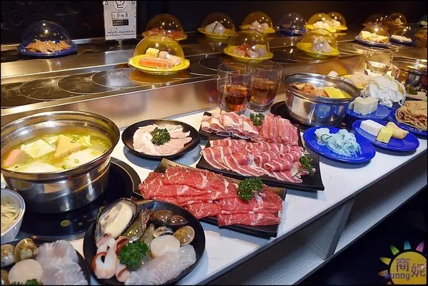 一中美食來自新加坡時尚迴轉火鍋。街喜鍋。一盤18元比壽司還便宜!        
      