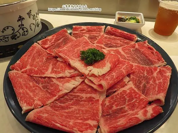 台中火鍋｜一中商圈美食【街喜鍋】時尚迴轉鍋物 吃到飽  都會時尚用餐空間 品味精緻小火鍋