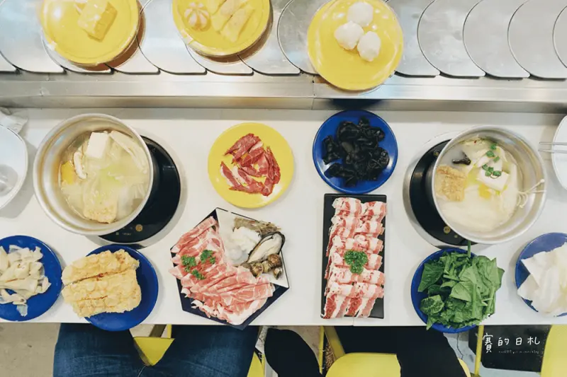台中火鍋 街喜鍋｜一中商圈新開幕！坐著就可以選到自己喜歡的食材，台中迴轉鍋物料理。