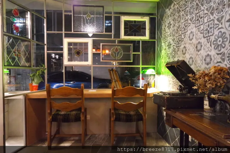 象山日光珈琲｜光暈美感鑲嵌玻璃咖啡館【台北市】