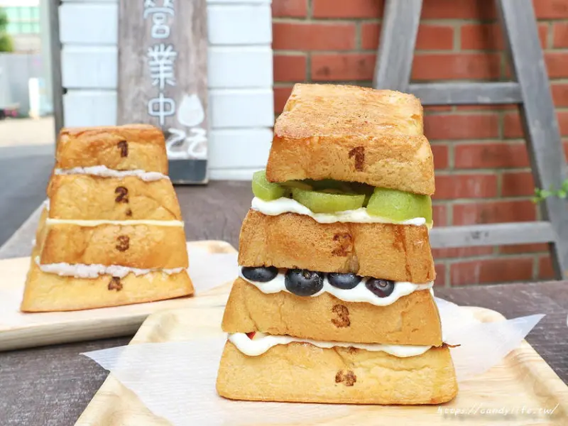 Mitaka s-3e Cafe 台中店│想吃跳箱吐司台中也吃的到！爆餡芋泥，還有繽紛水果超好拍～