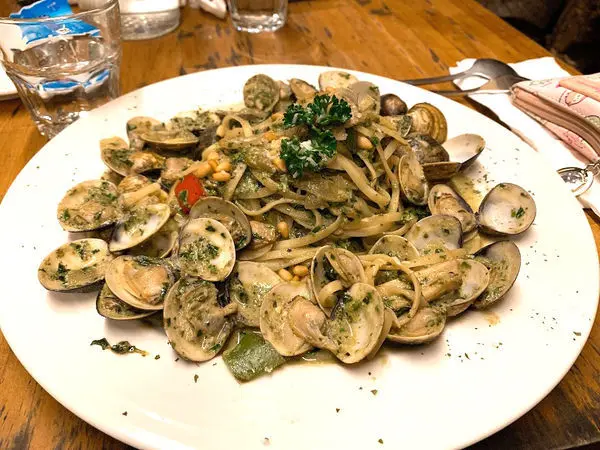 【食記】基隆市-中正區║河豚很多➽在山洞裡吃飯