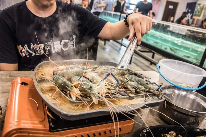 [新北林口]流水蝦正夯，吃泰國蝦吃到厭世！10米水道流水泰國蝦無限吃到飽！泰蝦PA水道泰國蝦吃到飽 - 大手牽小手。玩樂趣