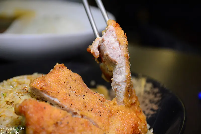 【台中西屯│美食】菜色份量再升級，厚切雞腿排搭配炒飯，烤土司、熱湯、紅茶免費供應。二口美食(逢甲店)