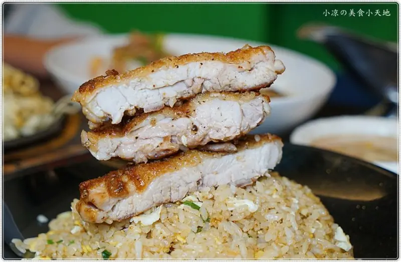 逢甲夜市平價美食║小資族看過來！厚切去骨雞腿排炒飯，浮誇大份量，麵包飲料湯品吃到飽，不是大胃王別輕易嘗試！ - 小凉的美食小天地