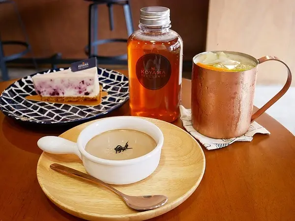 KOYAMA 這座山台灣茶專門店-台中首創茶酒沙龍  多種手沖台灣茶及茶系列餐點  甚至還能已酒入茶  考驗大家創意  不限時且提供wifi和插座  悠閒享受午後時光              