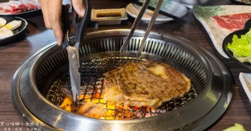 高雄左營︱澤野燒肉屋　撒開心的肉肉吃到飽！整隻魷魚入烤爐，好香好霸氣！