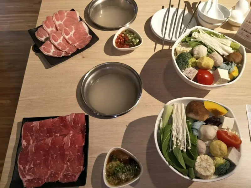 新北市永和美食推薦【KAWA巧活.喫鍋趣幸福鍋物】平價鍋物的時尚新鮮商業午餐-梅花豬與嫩肩牛的咕溜口感><
