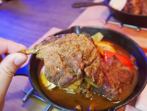 【西門咖哩】有肉排的超豪華咖哩飯！一口湯一口飯，不一樣的咖哩吃法通通都在這~銀兔湯咖哩(西門店)
