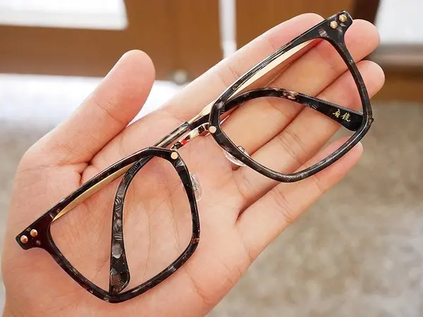 吾鏡手作眼鏡坊-台南府前路古色古香眼鏡行  全台唯一手作眼鏡的課程  還可以刻上專屬字樣  送禮自用都體面