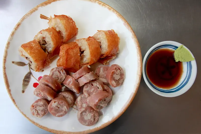 吃。台南|中西區。岡山舊市場80年老店，獨創豆薯包覆豬肝糯米腸，台南直營分店「堂伯豬肝捲-台南店」。