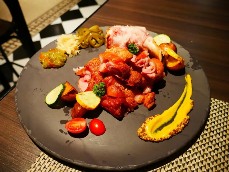 【Angelas日嚐】敦化南路上的隱密餐酒館，香氣濃厚且富有嚼勁的德國豬腳佐香草洋芋，令人每口都滿足的水波蛋松露燉飯，捷運忠孝敦化站，台北東區美食【Abrazo Bistro 擁抱餐酒館】 