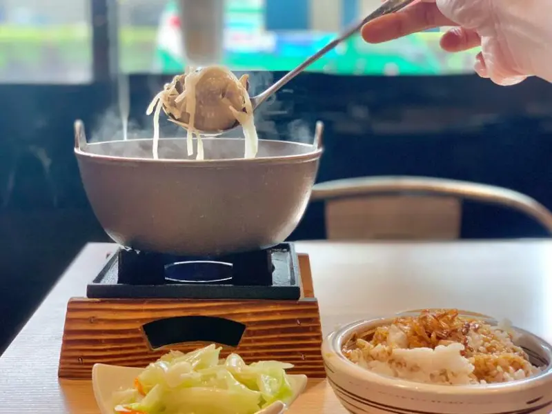 土雞熬成濃郁的湯頭，不只暖身心也跟著暖起來【暖心個人獨享土雞鍋】 　永康美食│台南個人火鍋│永康火鍋│台南火鍋