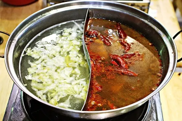 【串川串】新竹東門市場。串串香。四川麻辣火鍋。佛心價：一串只要3元。來自四川的正宗道地熱門吃法。              