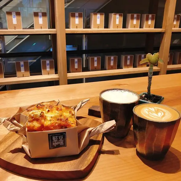 。新竹食記。藍豆. Cafe．有書香也有麵包香的咖啡館