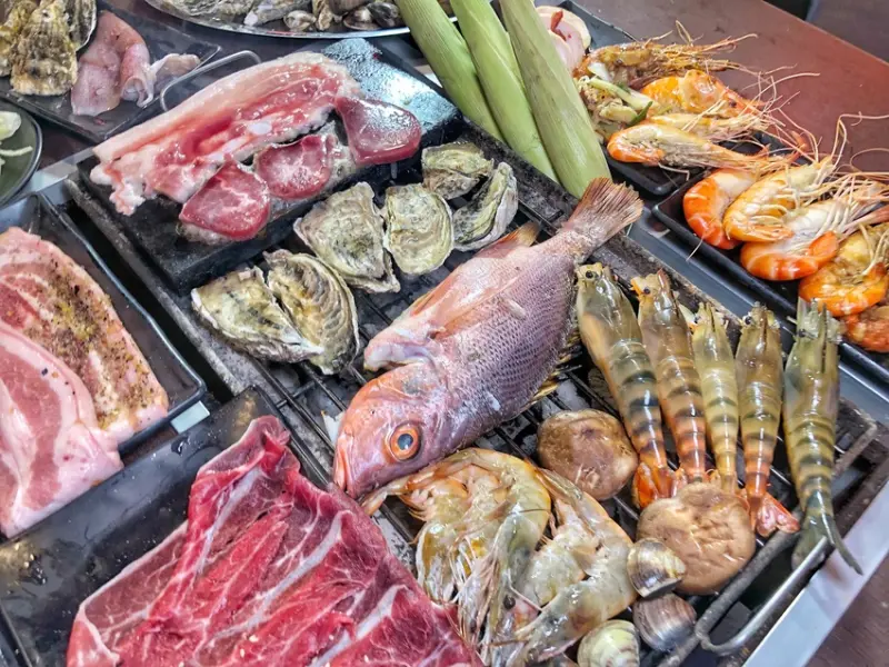 海鮮控快來吃 ! 【進吉泰國蝦海鮮炭烤吃到飽】活泰國蝦任你撈 生蠔/鮮魚/現切肉品/炒蝦料理 高雄吃到飽|高雄美食 | 小白只饗ㄔ美食