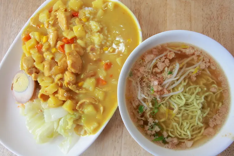 吃。台南|東區。用餐時段人潮不斷，用餐時段人潮不段，特色咖喱飯及蔬菜麵「鮮之味」。