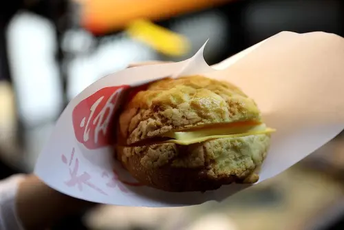 現烤香酥冰火菠蘿！夾起司奶油最對味