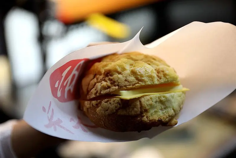 現烤香酥冰火菠蘿！夾起司奶油最對味