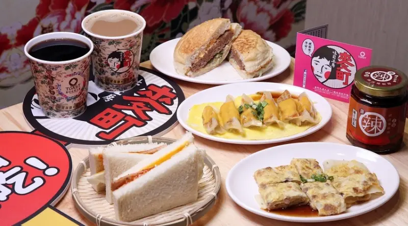 台南美食-芯芯要去【麥町吐司工坊台南安平店】~復古風傳統鐵板早餐|地獄烤肉蛋起司吐司|菜脯蛋餅|起司蛋餃子|國王厚牛美式漢堡