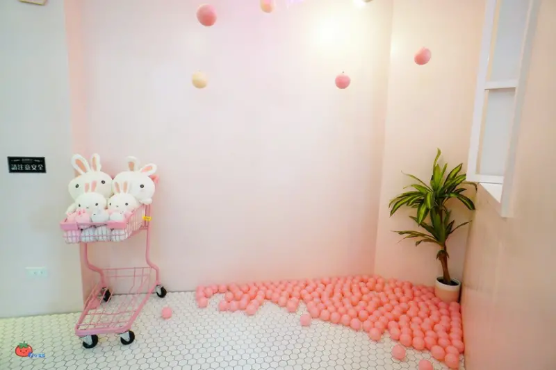 夢幻粉牆球池 網美早午餐 只要銅板價 紅茶一杯只要20元 吃飽飽不必花大錢 早上6點就營業 推地瓜球 