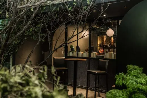 Give me a hand! 台北必去獨一無二小店：厭世會社｜台北餐酒館｜公館酒吧｜不限時聚會｜ 一個人吃飯