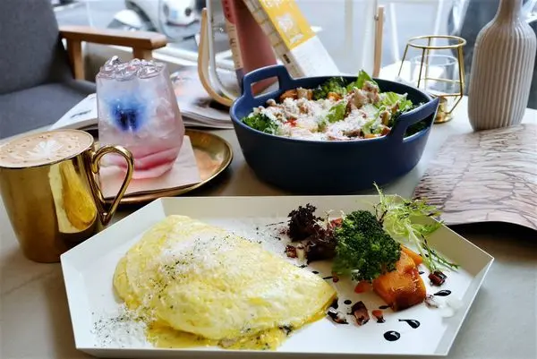 松山咖啡廳-全新開幕日日食驗室.實驗室風格.歐姆蛋捲/特色飲品/精緻甜點.網美超愛2019咖啡廳.近捷運小巨蛋站.育達高職