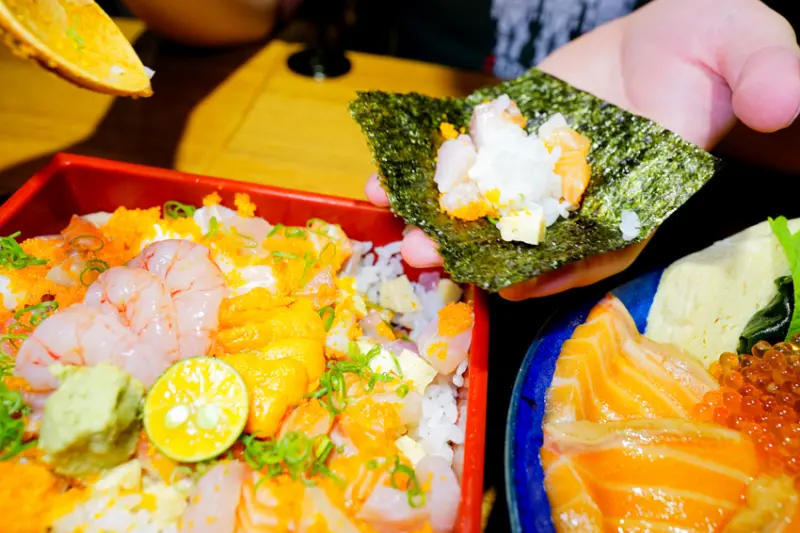 美食｜桃園中壢 坐著做。海鮮丼飯專門店(威尼斯影城美食) 桃園最強海鮮丼飯推薦! - 奇奇一起玩樂趣