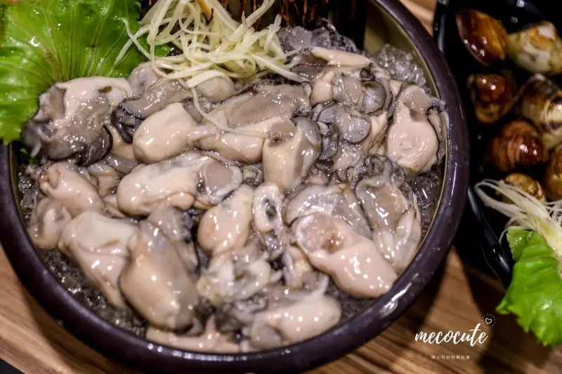 讓鄉民暴動的鮮蚵鍋！爆量鮮蚵鍋250元超滿意，想吃記得訂位，一點也不秋的很秋鍋物