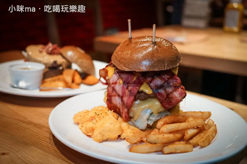 Stan & Cat 史丹貓美式餐廳-忠孝店 ▏天啊！好大牛肉堡 5.5盎司肉排填飽食肉控的胃。客製化漢堡、氣泡飲料無限續杯 值得再訪的小店。捷運忠孝復興站