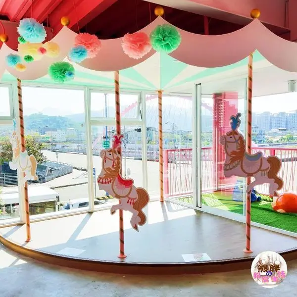 【台中】大坑情人橋，全家台中情人店，浪漫粉色登場，旋轉木馬、獨角獸擄獲大人小孩心。