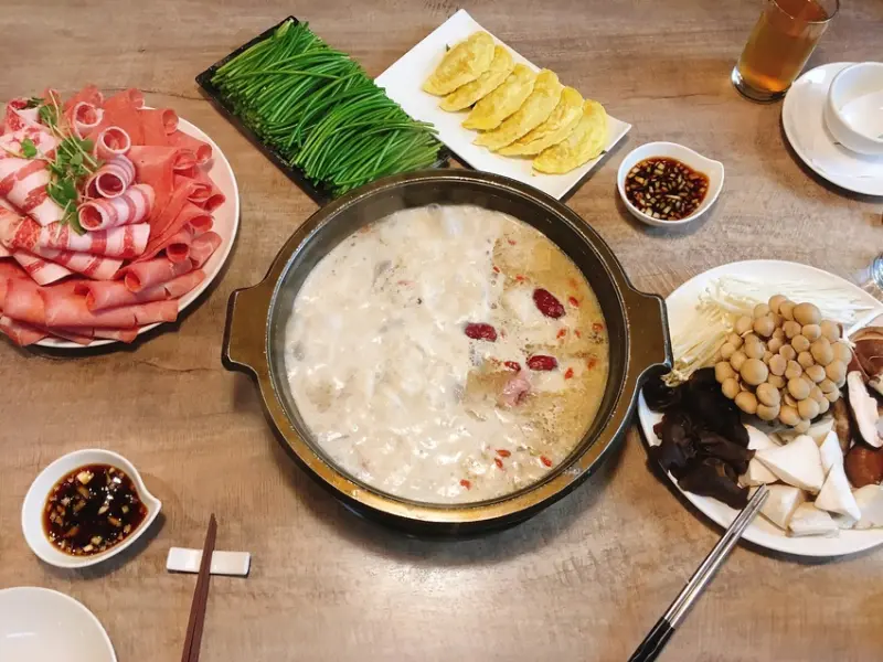 《台北❤️大安》粵式豬肚雞煲鍋光復店，超厲害的胡椒豬肚雞鍋，暖心又暖胃(國父紀念館、國父紀念館美食、國父紀念館站、捷運美食、火鍋、粵式火鍋、台北火鍋)