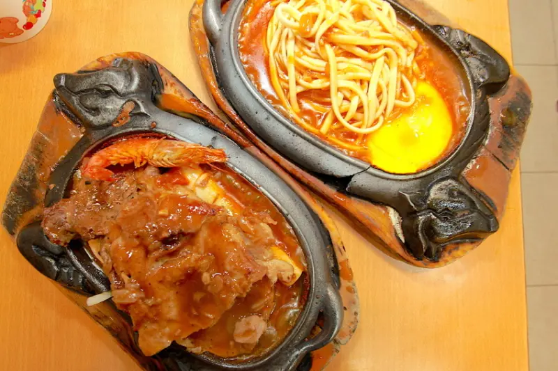 吃。高雄|岡山區。使命必達の分享，網路完全沒有資訊供參考，排餐CP值堆高高「鐵板燒飯·麵」。