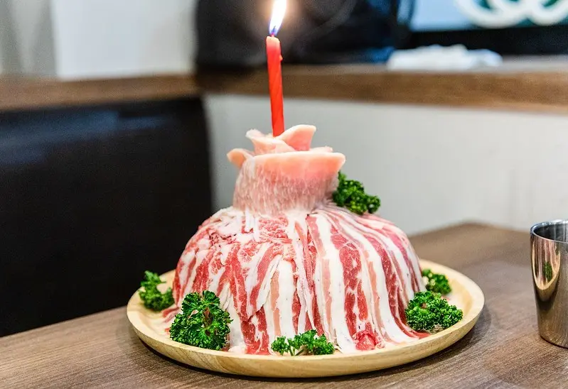 【台北捷運美食】【台北小巨蛋站美食】石石鍋創:桂火焰丁雞/火山烏骨雞.客製化肉肉生日蛋糕.月見雞絲雞油拌飯很厲害