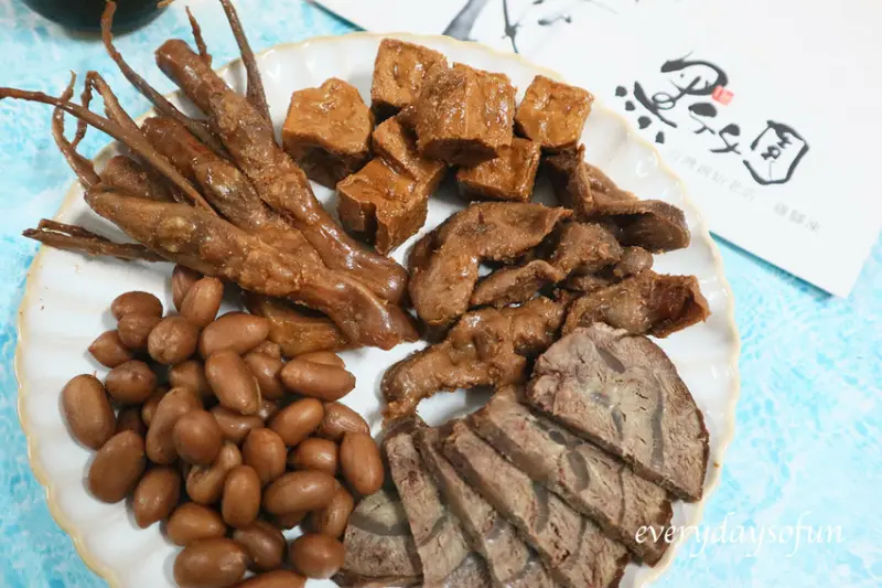 生活美食∥黑竹園滷味雞爪凍∣彰化員林伴手禮推薦，老字號的美味，在家也能享受超入味的滷味！