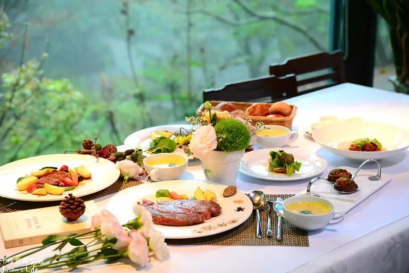 【台中新社│美食】新社景觀餐廳推薦，被綠意環抱的透明屋，適合約會散步，花園超好拍，餐點好吃。千樺花園餐廳