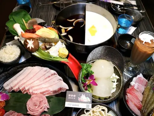 胖胖豬鍋物料理：台南安平區必吃火鍋，萌豬造型冰磚超吸睛｜台南熱門打卡點.鴛鴦鍋.壽喜燒.近新永華夜市 - 進食的巨鼠
