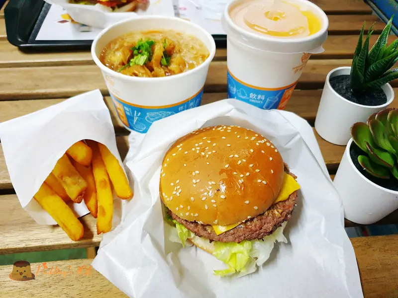 【新竹美食】不用去南部吃丹丹漢堡嘍《享噹初》東門市場漢堡x麵線的速食套餐
