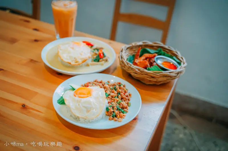 阿含thai 泰式餐廳 ▏國旗屋米干米線旁超人氣泰式美味 無預約只接受現場候位。滿滿綠意包圍住的老宅餐廳。中壢美食/桃園中壢美食